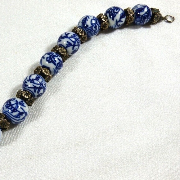 VTG White & Blue Round Porcelain beads silver tone spacers clasp bracelet 8"L - Picture 4 of 9